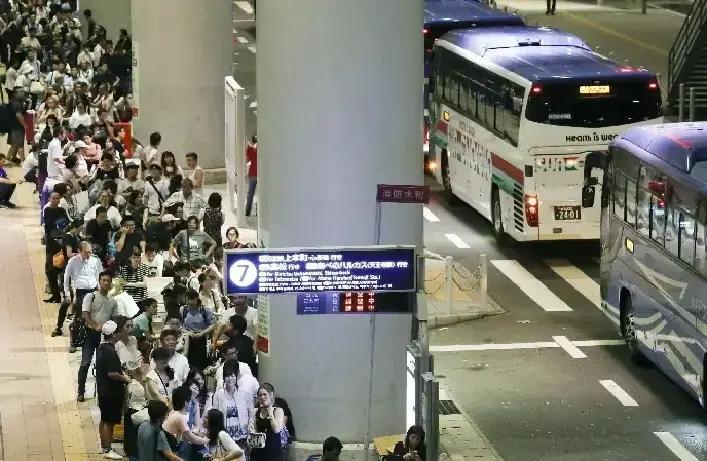 快讯！快讯！
活该被滞留。昨天中日航班十二条线停航，一些不听劝阻的旅日游客被滞留