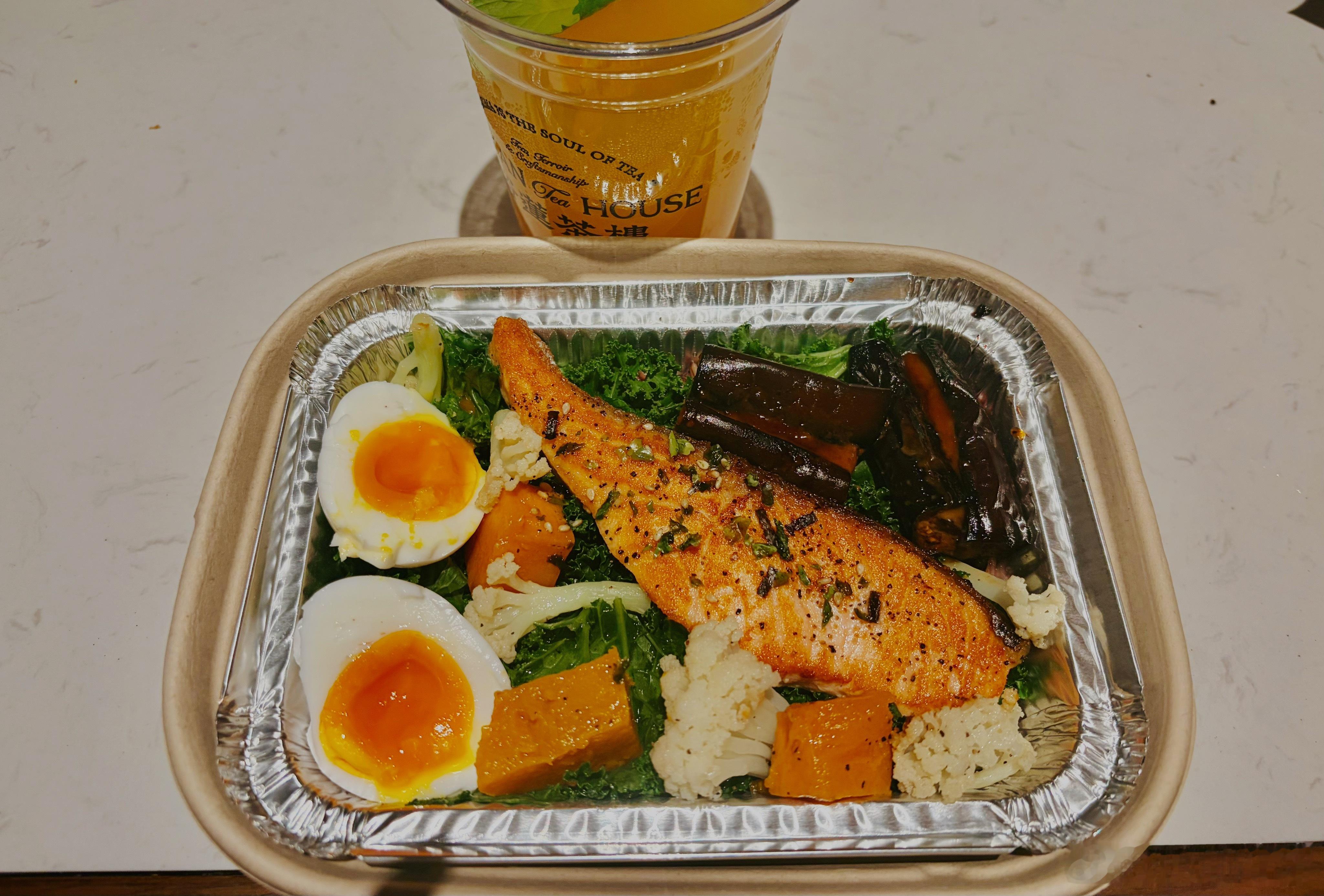 酒店餐厅吃的三文鱼好腥…还是这种轻食店的好吃终于吃到香香的煎三文鱼了减脂ing?