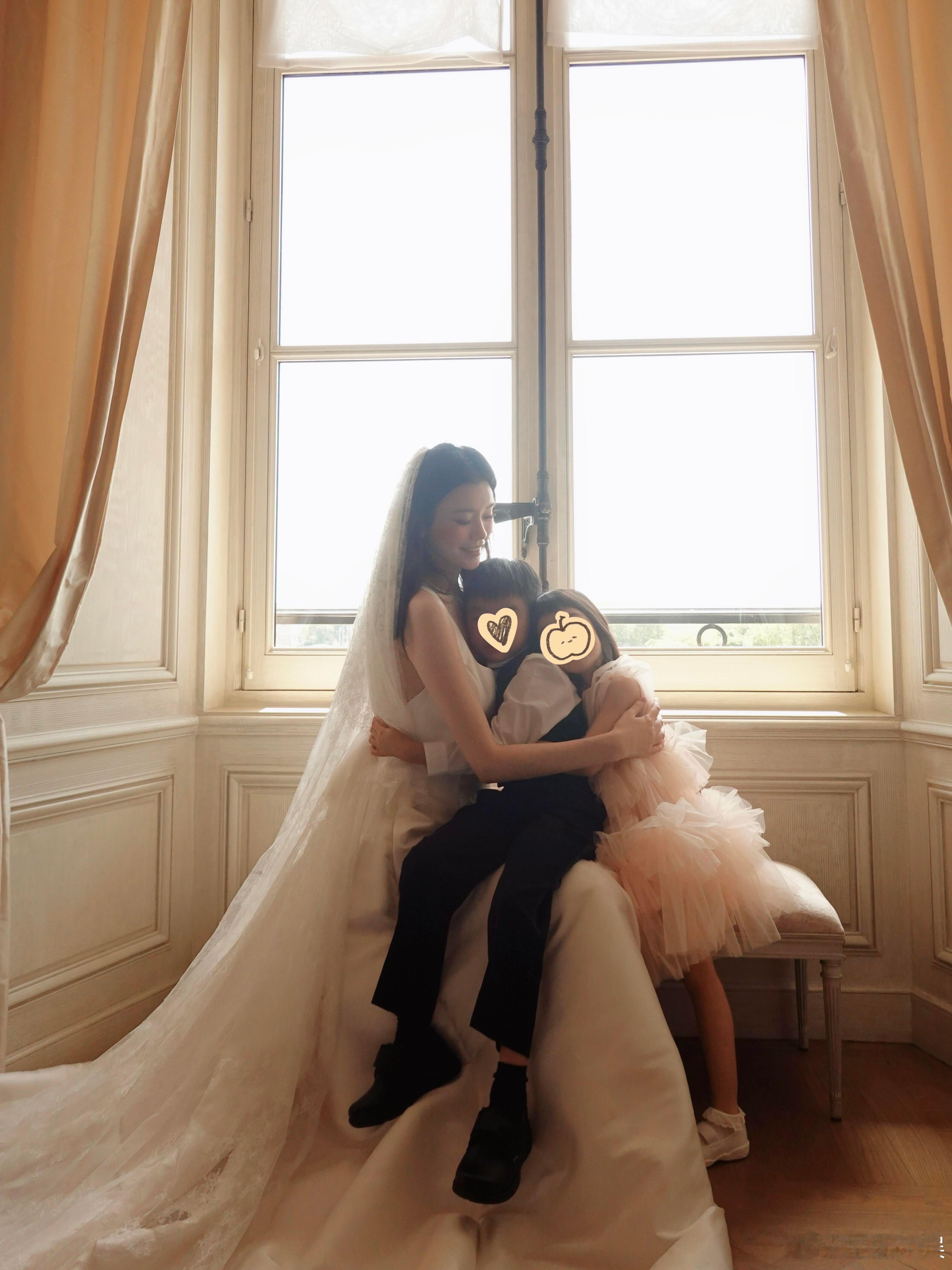 奚梦瑶儿女腿长奚梦瑶儿女腿好长 何猷君奚梦瑶一家四口婚礼合照，一双儿女遗传妈妈大
