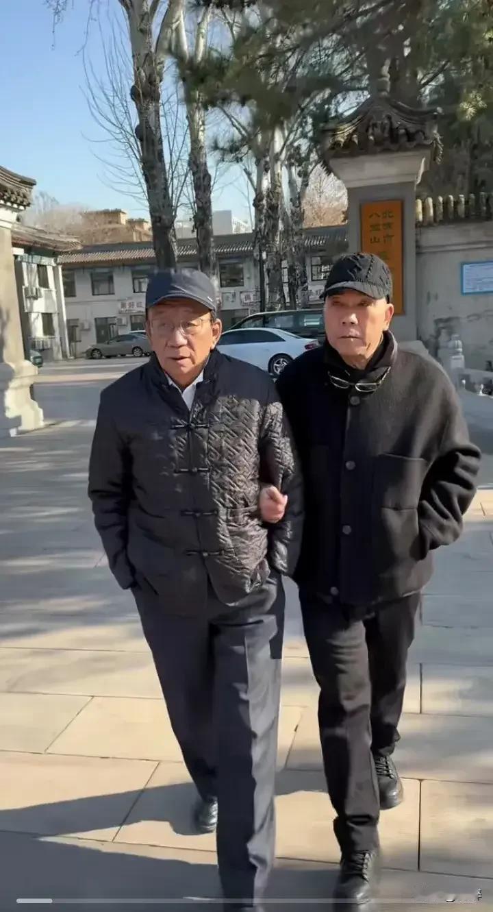 著名相声表演艺术家杨议近日的拜师风波在全网闹的沸沸扬扬，持续霸屏各大娱乐网站头条