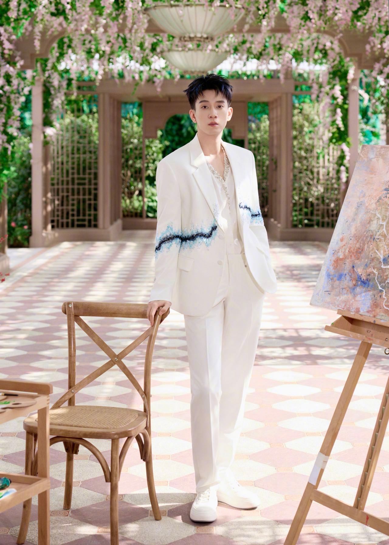 王子奇今天站在那就是白马王子本子吧！身穿一身白色西装，腰间点缀似银河🌌，好帅的