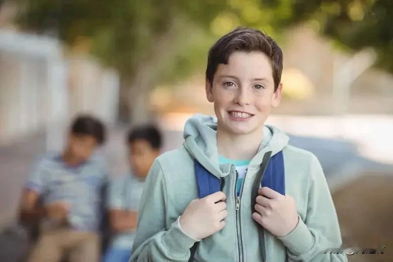 男生穿裙戴假发跑步夺冠被取消成绩 11月20日，厦门松柏中学的校运会格外热闹。一