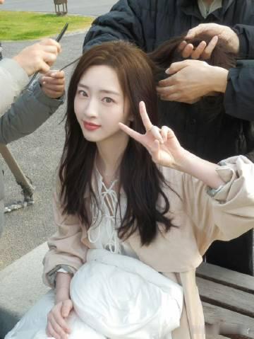 邓恩熙顶级白开水淡颜 邓恩熙的淡颜美，是那种看了就忍不住深呼吸的清新。她的气质如