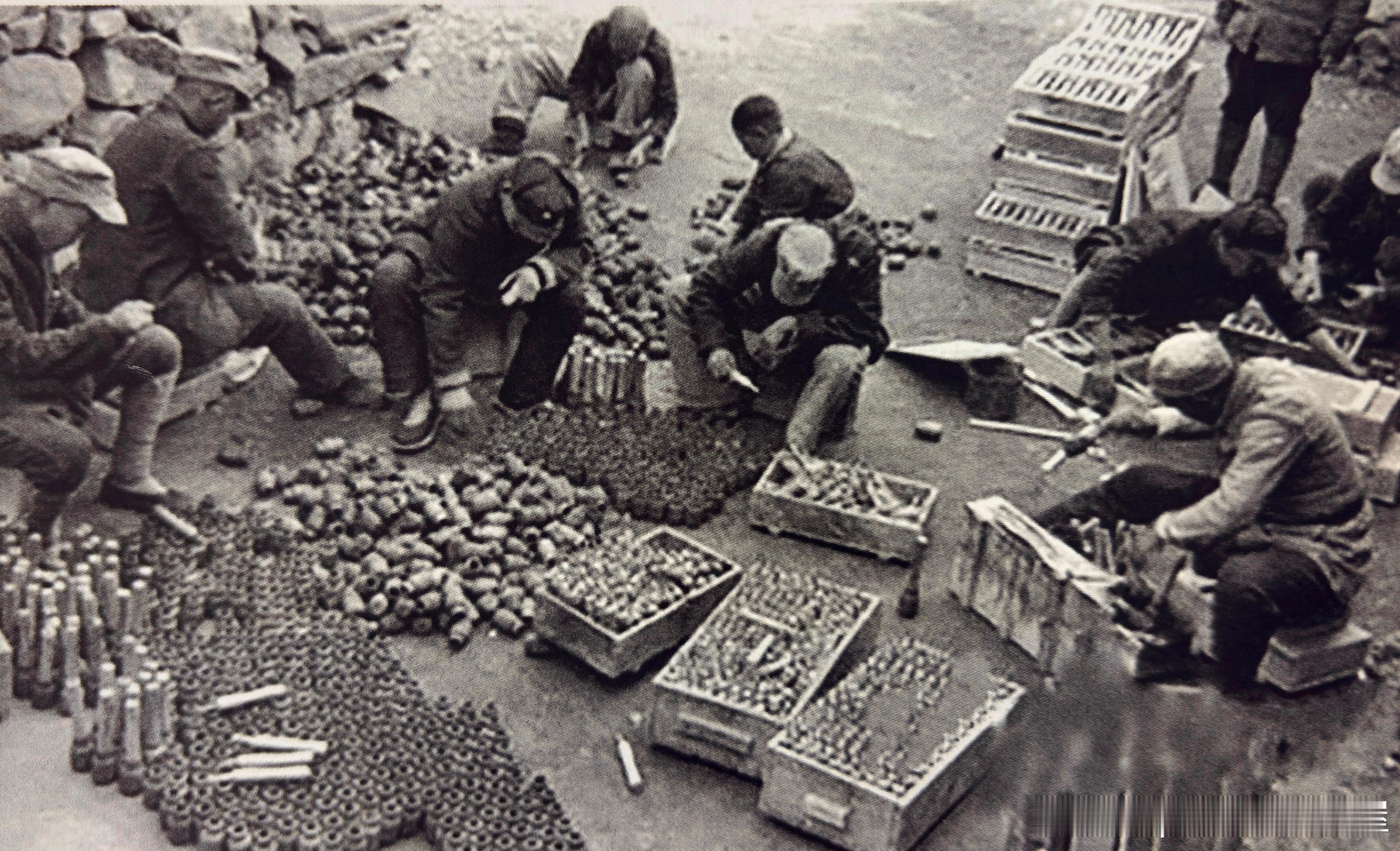 1940年杨国治摄影作品-自力更生造手榴弹，发表在1942年7月《晋察冀画报》创