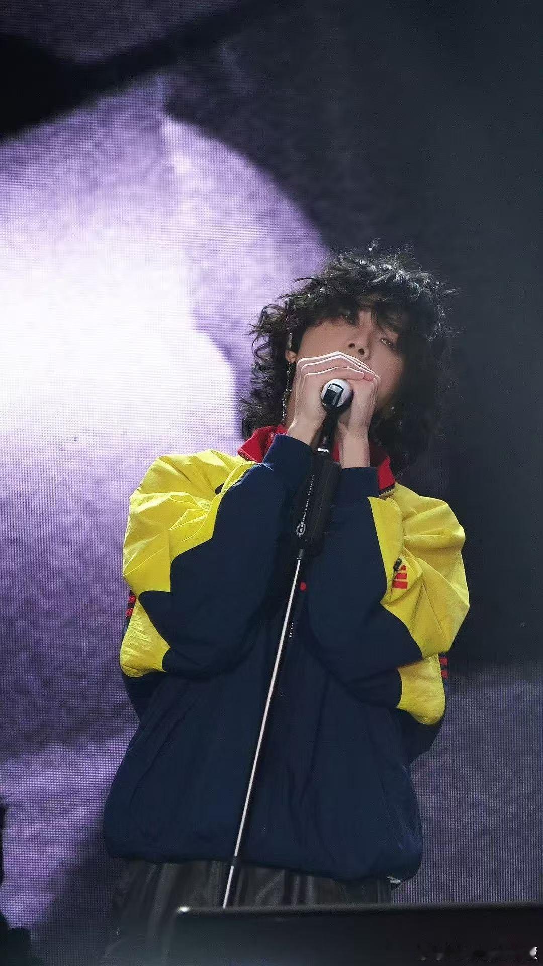 华晨宇卷毛小羊声鸣远扬直播 谁懂啊！这期造型太奶了！软乎乎的卷发，卷毛小羊既视感