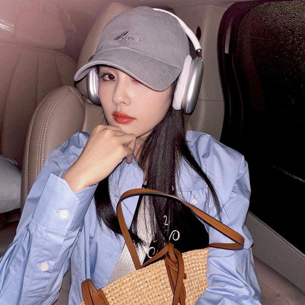 #甜宠文[超话]#                        《今日降温》 