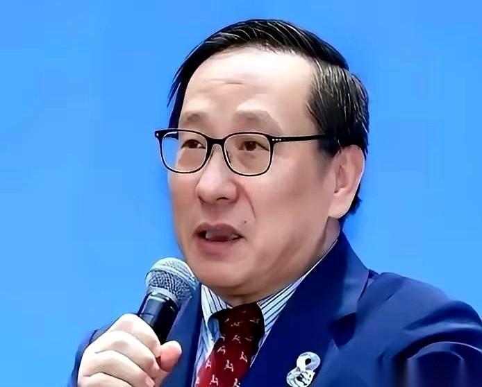 高志凯在英国那场直播，算是把“打脸”这件事做到了极致。
主持人客客气气地递过来一