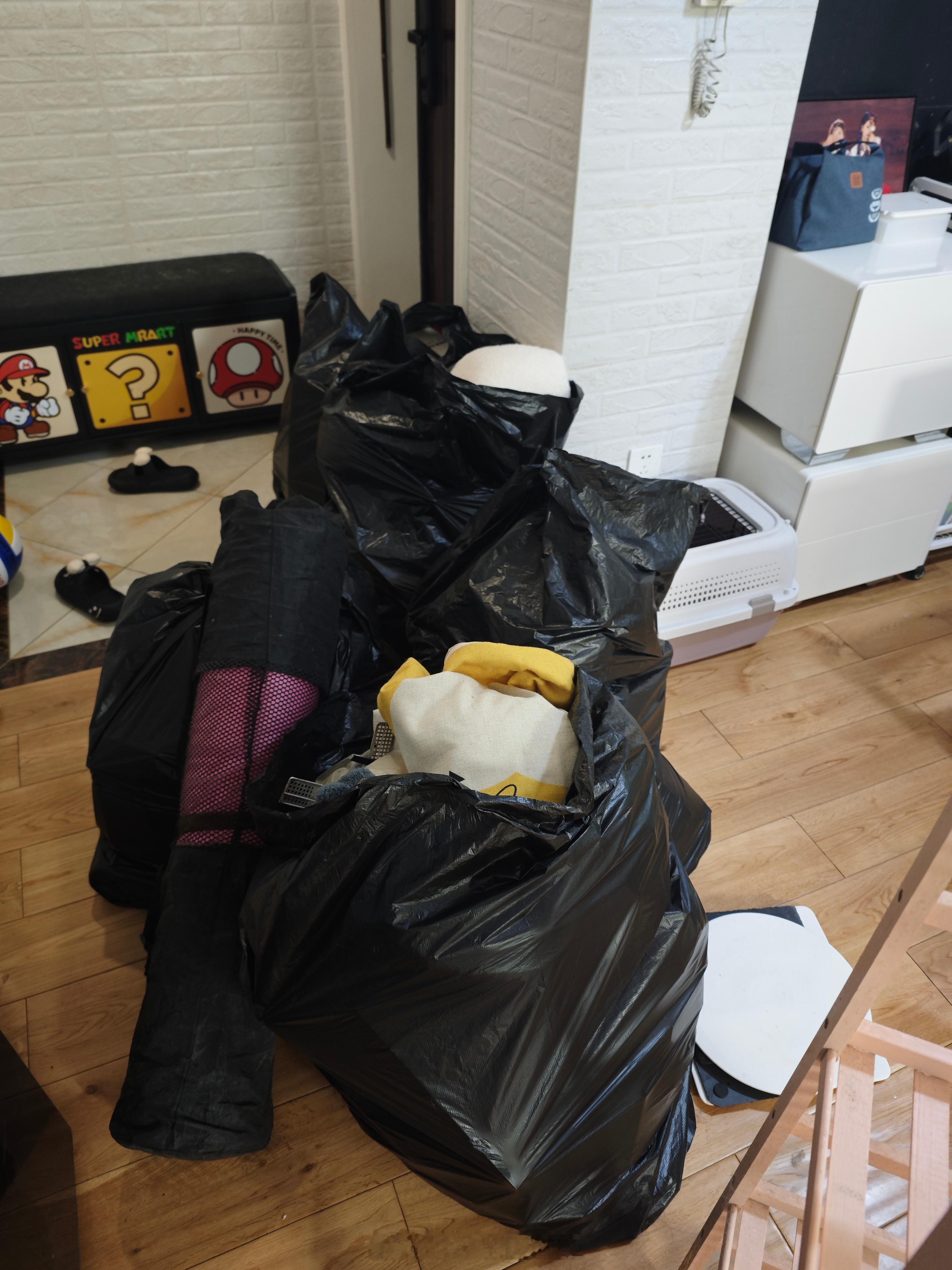 昨晚开始断舍离扔东西好爽啊哈哈哈哈哈哈7个巨大黑色垃圾袋衣服还没扔家里焕然一新 