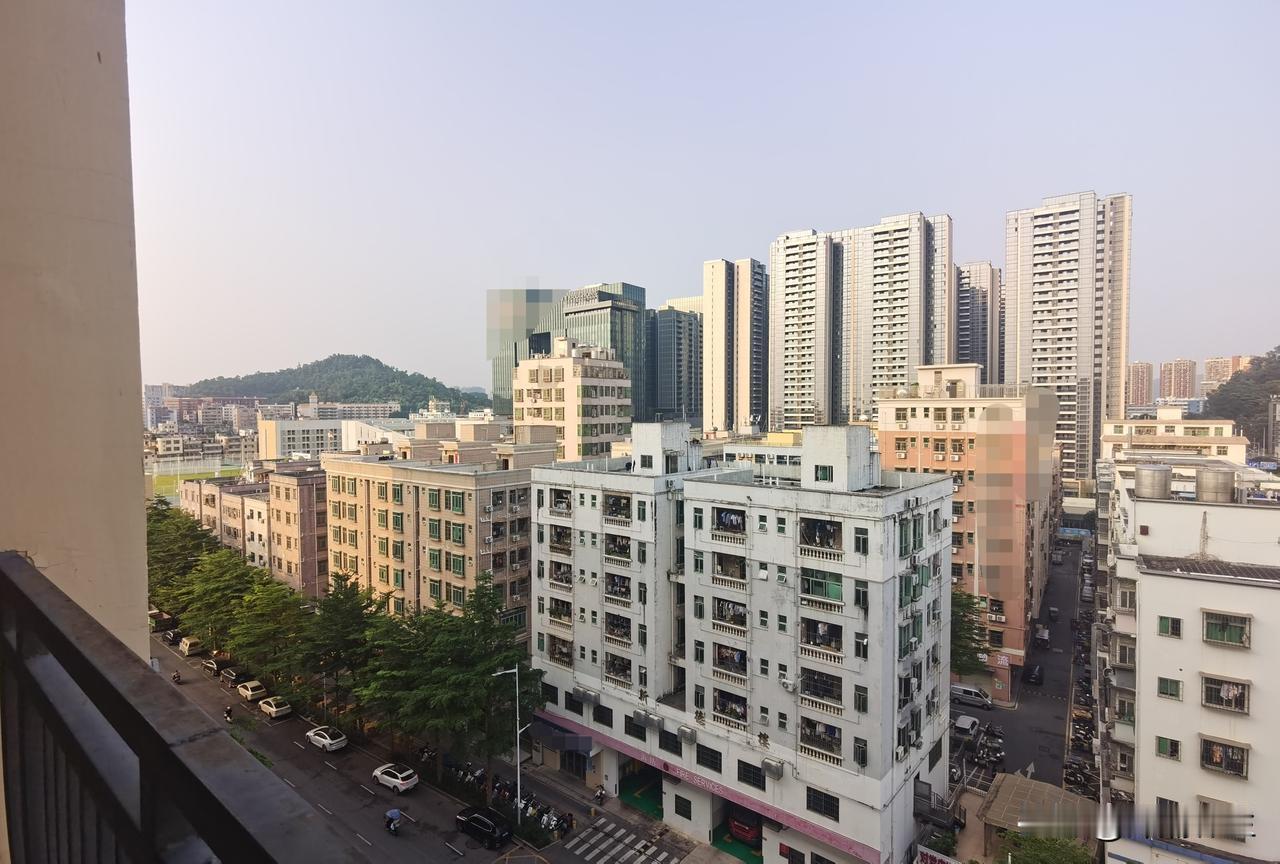 推开窗，又是熟悉的城中村天际线。近处是密密麻麻的握手楼，阳台晒着衣，街角飘着烟火