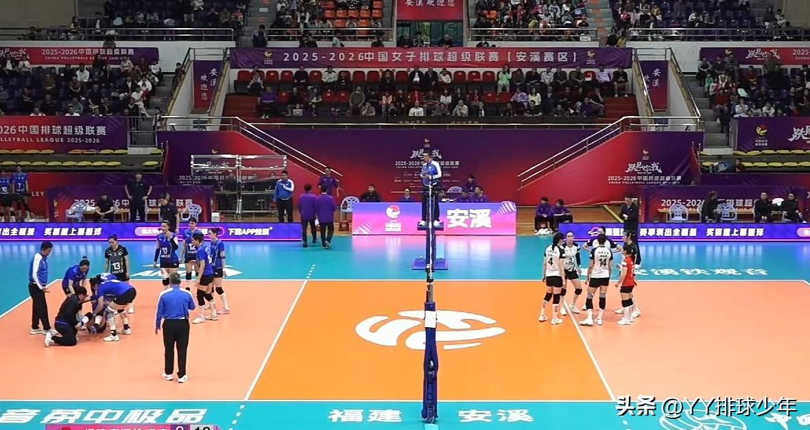 揪心！庄宇珊无接触倒地被抬离场，球迷集体祈福平安

中国女排排超联赛
比赛中出现