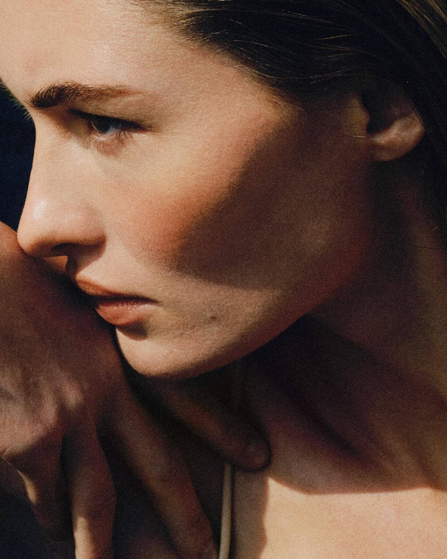 模特Grace Elizabeth登上土耳其版《VOGUE》2026年4月刊封面