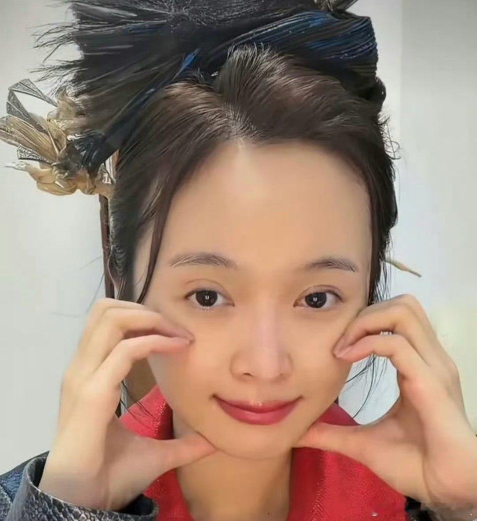 去掉爱豆滤镜和妆造，有点普了 