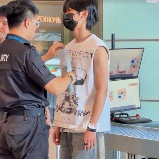 张峻豪今天又在机场演上小品了 张峻豪主动换男安检员安检张峻豪完全是男德满分的爱豆