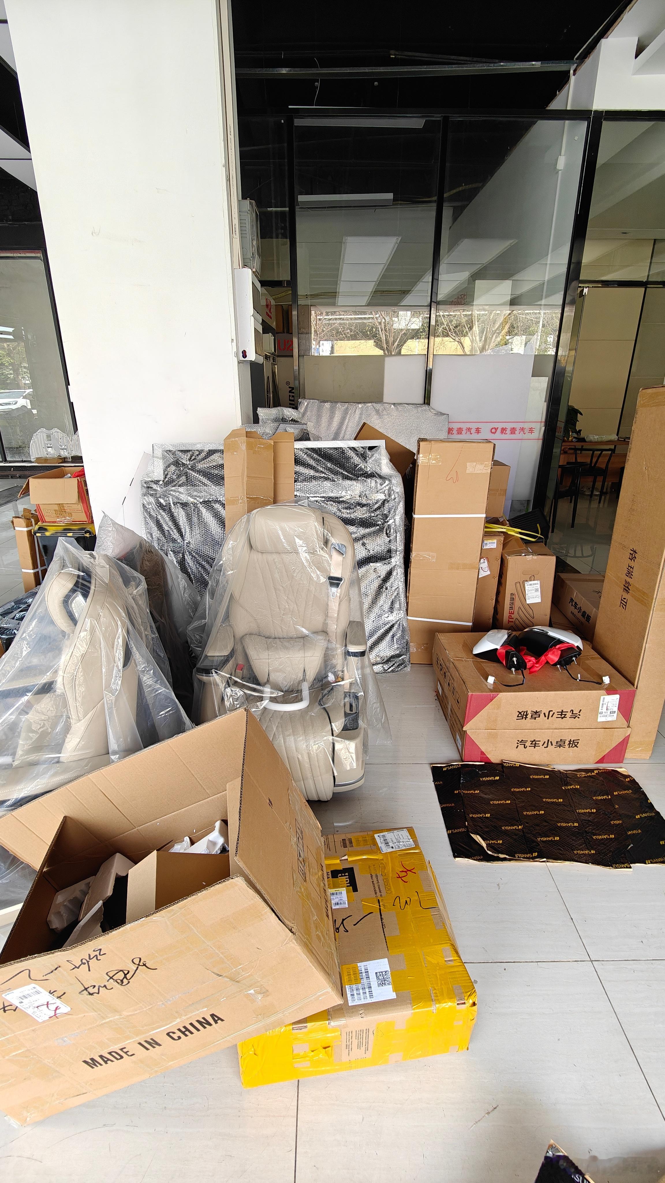 去贴改色膜，店里一台新提的塞纳拆空了在做改装，动作不小。我的建议是不如买台国产新