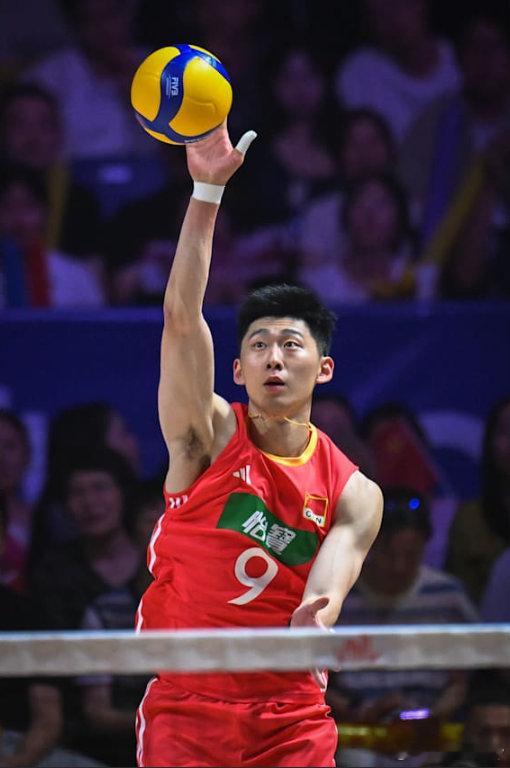 李咏臻4拦拿到8分，其中11次拦网得到4分，破坏1，撑起高达6次（中国男排总撑起