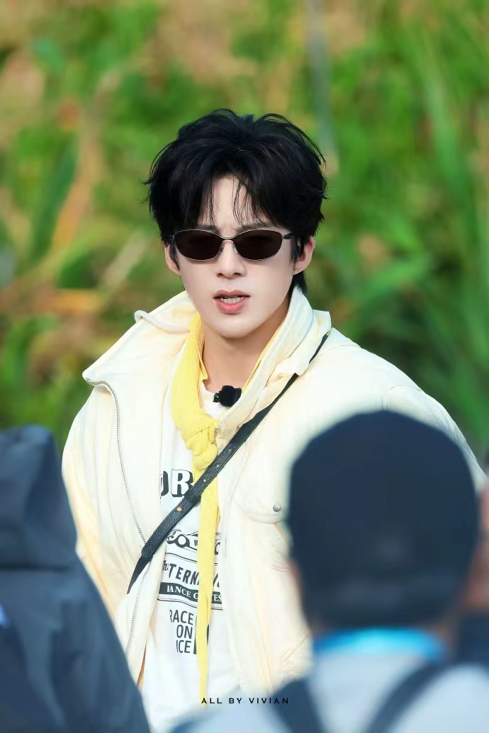 刘宇宁冲锋衣阔腿裤马丁靴造型刘宇宁地球超新鲜2穿搭刘宇宁地球超新鲜2穿搭，刘宇宁