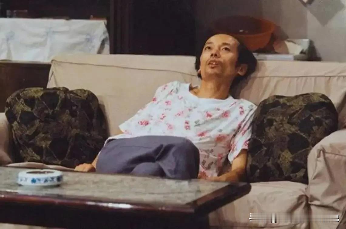 年轻人喜欢“躺平”的原因可能是多方面的，以下是一些可能的因素：
 
- 压力与焦