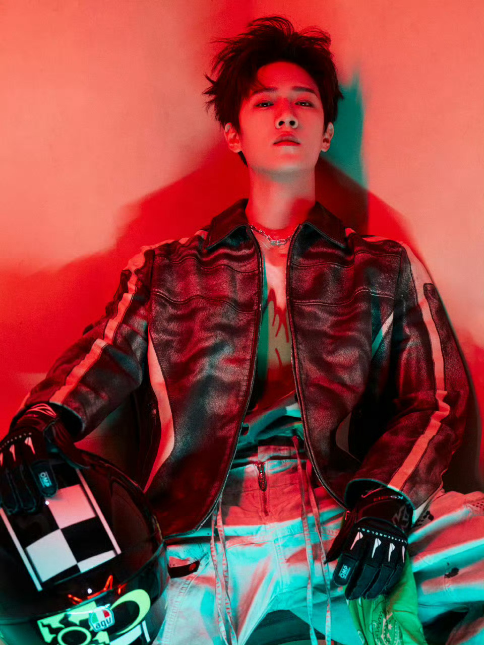 李昀锐亮相F1中国大奖赛，昨天是高珠贵公子，今天是清爽机车型男😎 