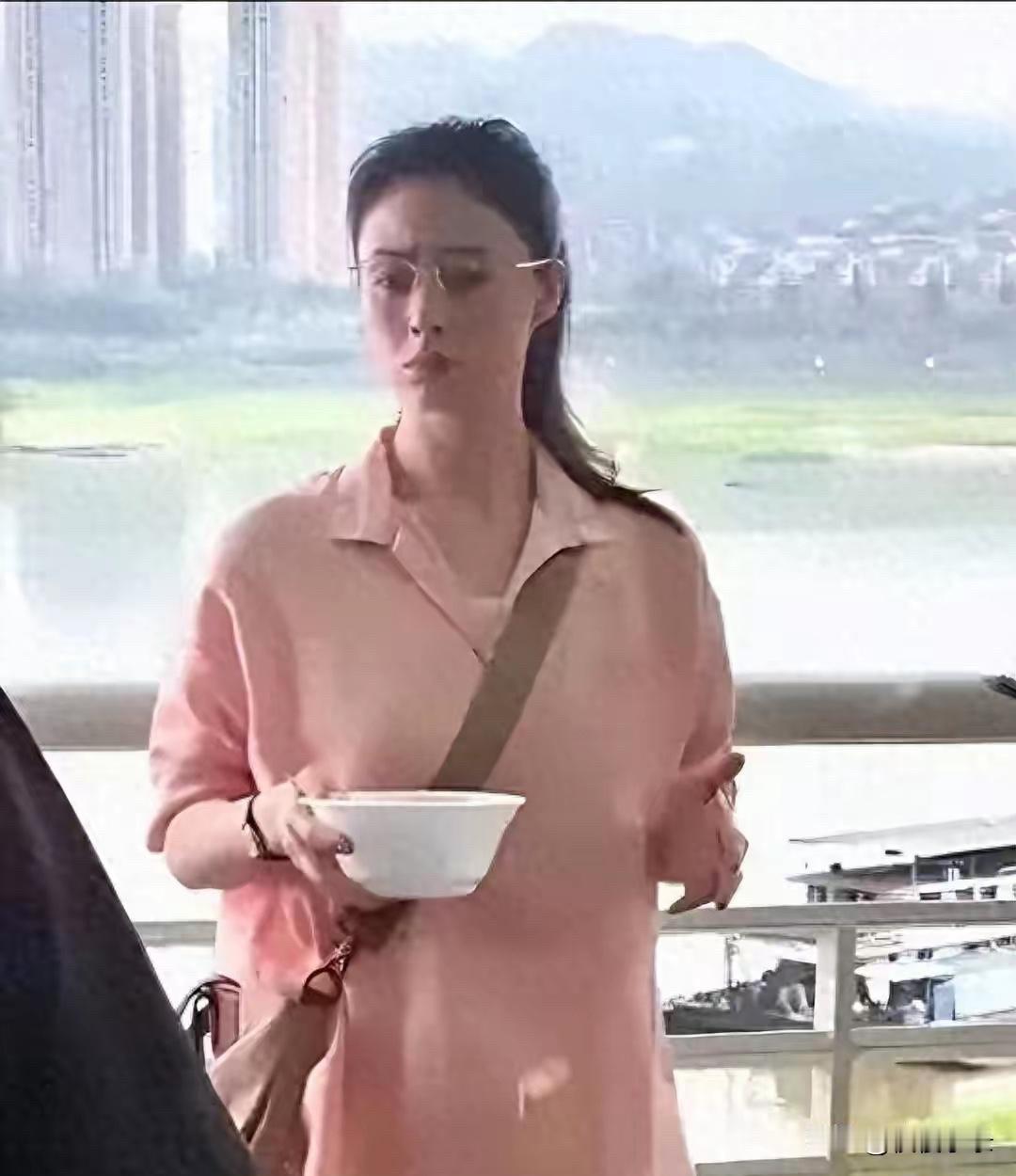 42岁蒋欣在重庆炸街！一眼望去瘦到脱相，华妃娘娘变化太大了吧！