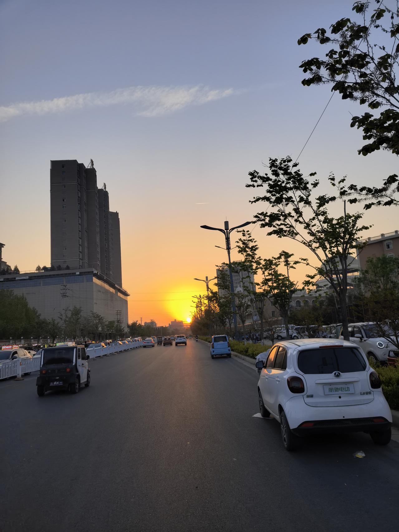 我们小区，附近有高中、初中、小学、幼儿园，妥妥的学区。

前些年，一套两室一厅、