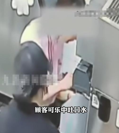 7月12日，河南郑州，一杯可乐没先解渴，倒把门店和监管都忙活起来。顾客以为员工在