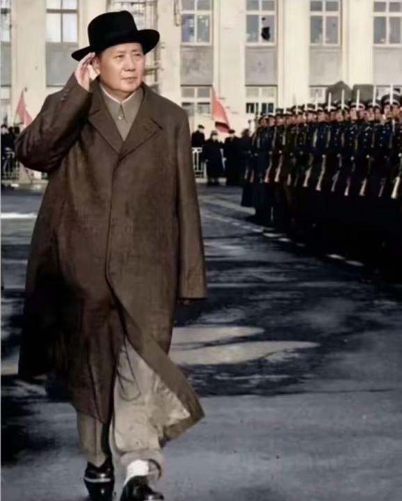 气场强大，风度翩翩。他的一生是为人民谋幸福的一生。