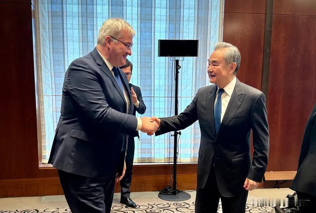 中国给乌克兰提供能源支持，这是对俄罗斯的一个暗示？旧的世界已然成为过去，它的种种