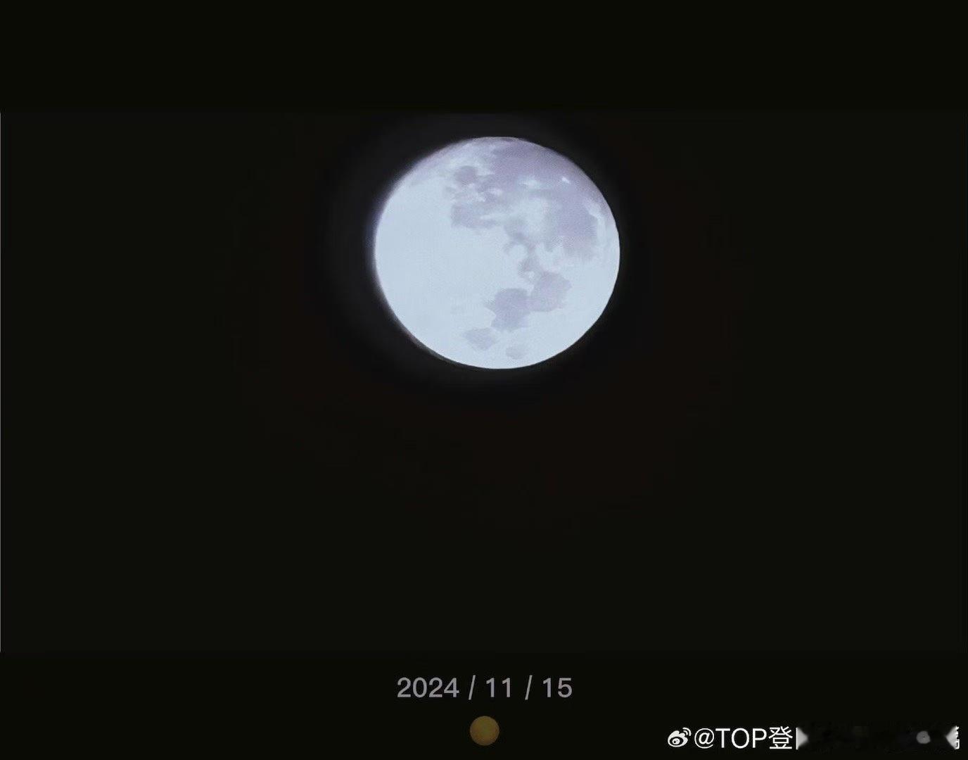 张泽禹在厦门海边拍月亮  张泽禹拍到的厦门海边之月，是浪漫之景。他心中有粉丝， 