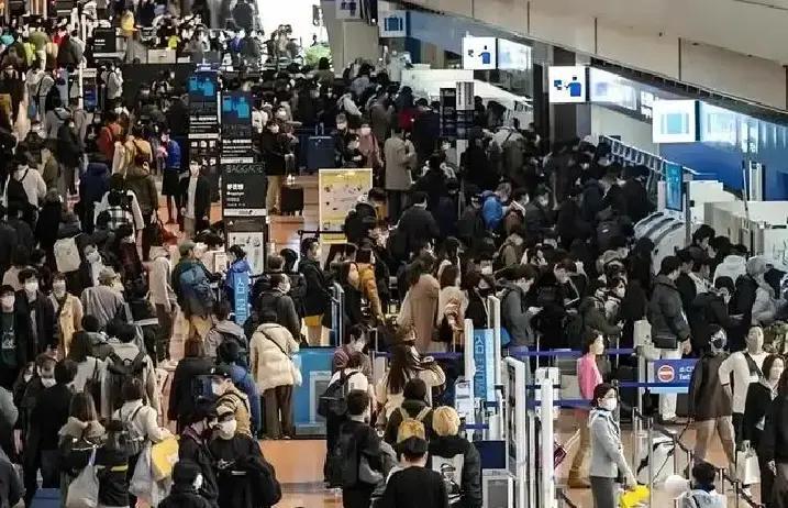 这下真被卡在日本回不来了！昨天中日航班一下子停了十二条线，一些当初死活不听劝的游