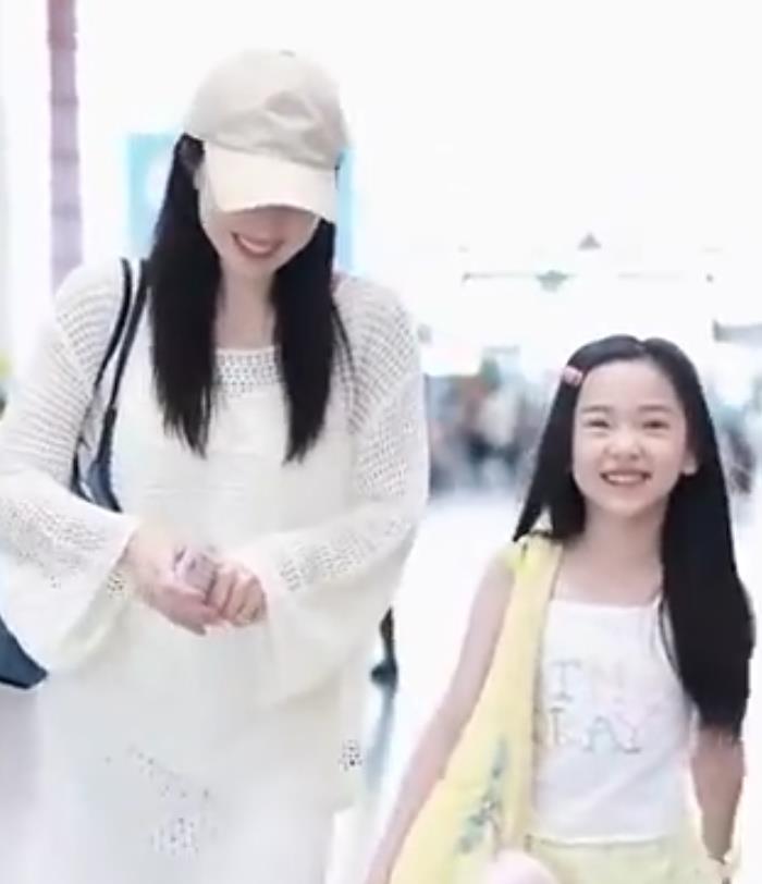 董璇让粉丝不要总是给小酒窝买盲盒了 董璇和女儿在机场时，被粉丝塞给小酒窝盲盒。董