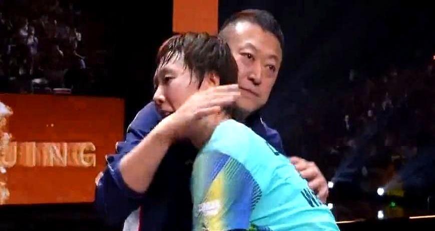 马琳赛后一把搂住王曼昱还顺手捏了捏脸，不知道的真以为是老父亲在哄自家闺女。
平