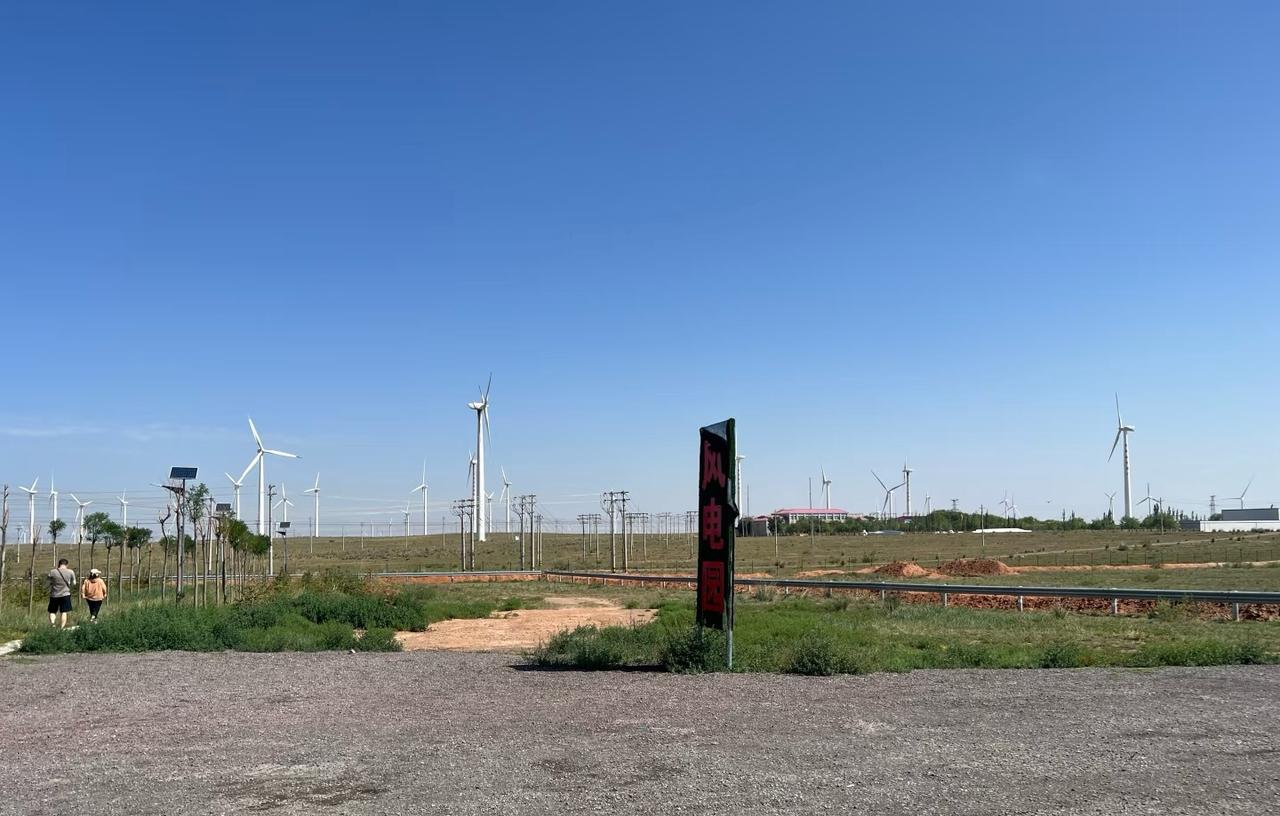 民办高中这几年是真难。学生少了，钱就少了，但老师工资、水电这些固定开销一分不能少