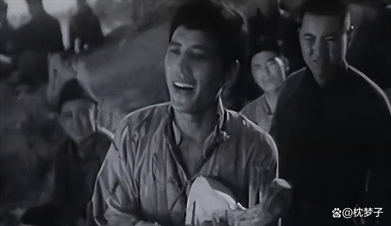 西边的太阳快要落山了，鬼子的末日就要来到了，弹起我心爱的土琵琶，唱起那动人的歌，
