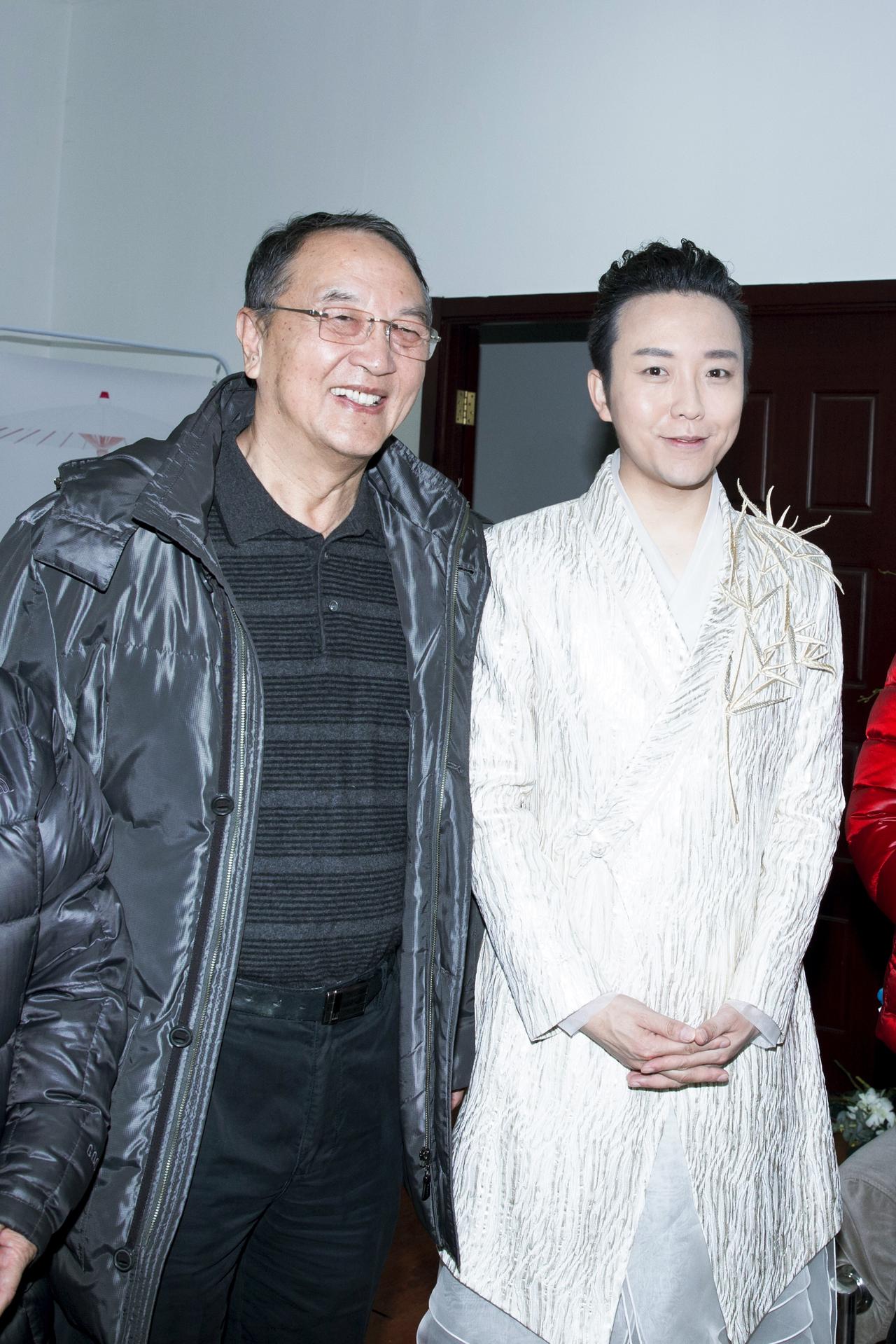 这张照片拍摄于2016年12月，是李玉刚《十年经典》北京工体演唱会的后台合影，联
