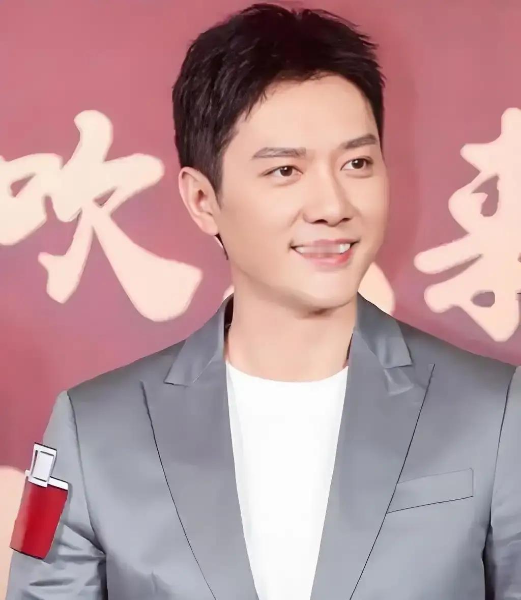 两年没戏拍，他靠一招翻身
 
横店凌晨四点，冯绍峰在泥坑里匍匐，只为一句台词。导