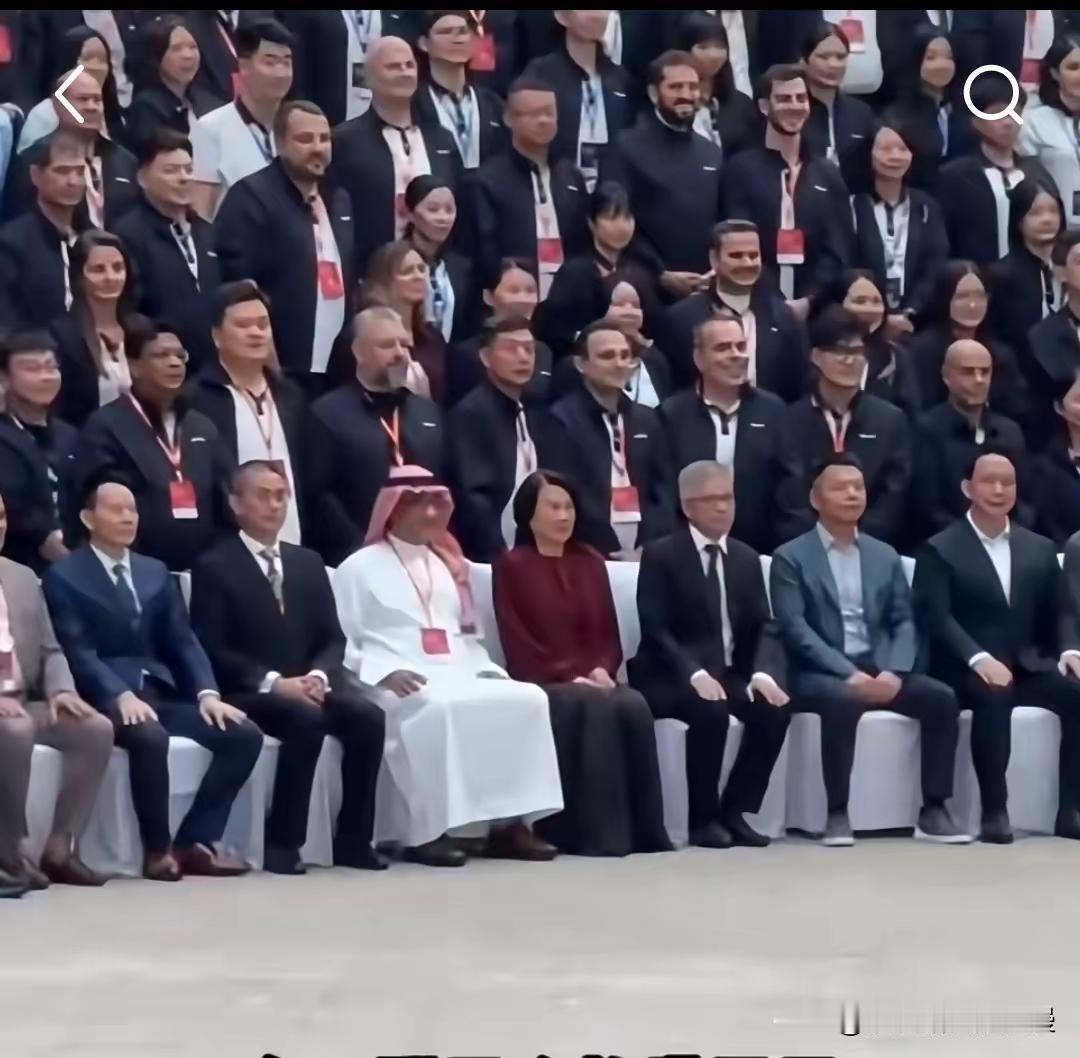 终于有一个女人能如此强悍
在一群男人的世界里杀出来
看见董明珠独自走在全球经销商