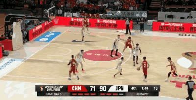 说实话，赵继伟还是不如赵睿的。
赵继伟外围运球寻找机会，杨瀚森高位过来挡拆，赵继