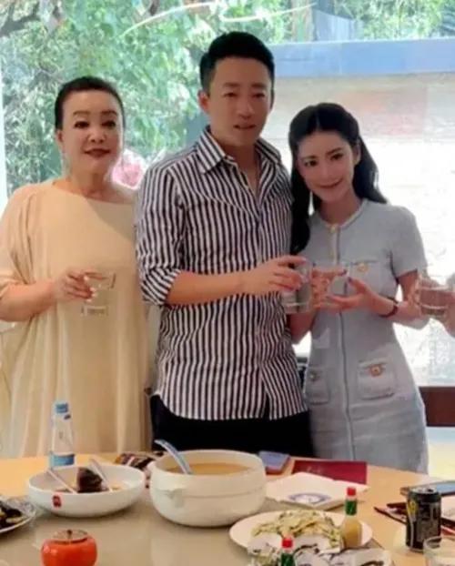 这一家子真是越来越没有底线了
老的整天报家丑博流量。
新来的又开始。揭老公的底来