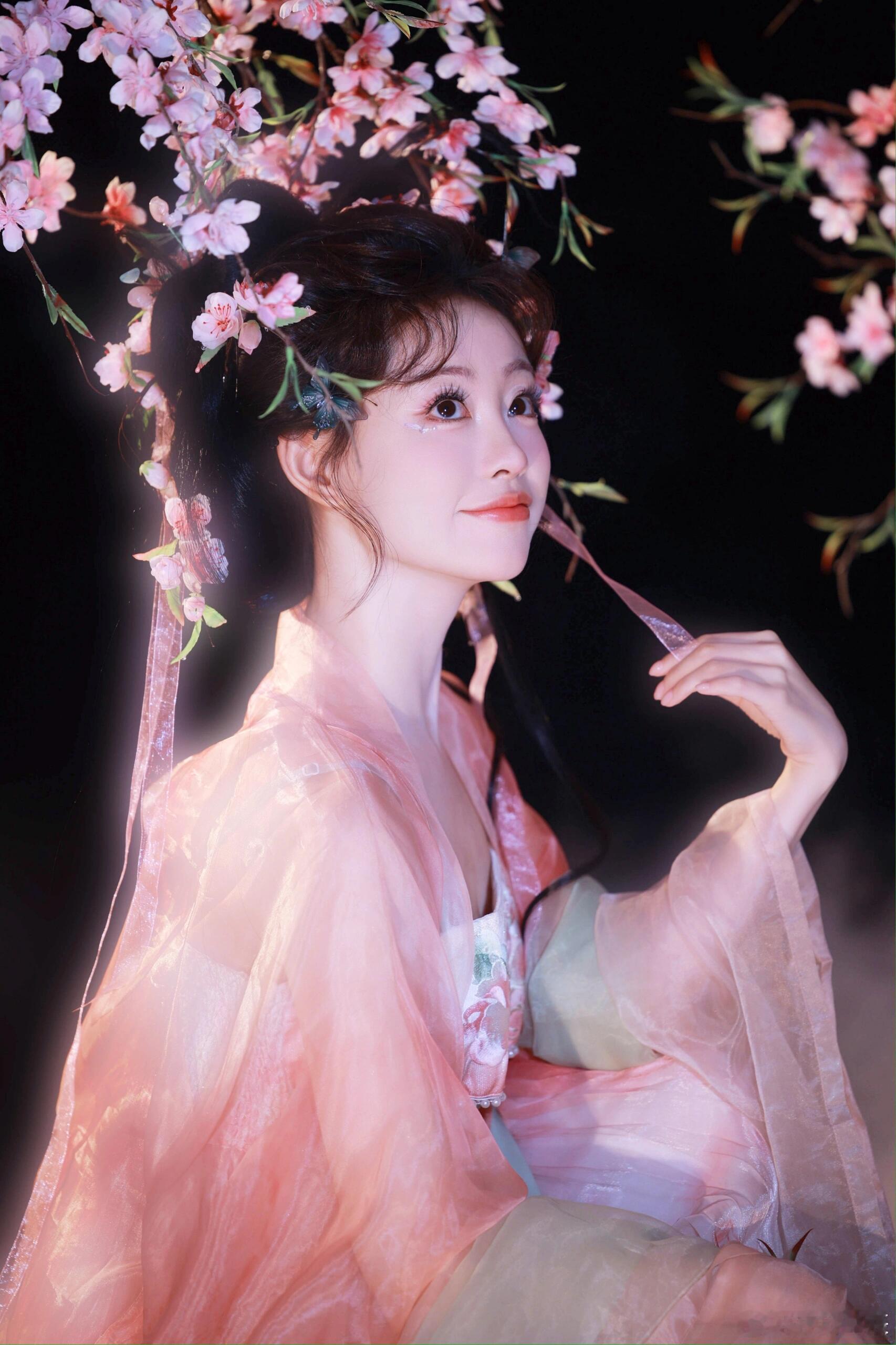 祝绪丹桃花坞里桃花庵，桃花庵下桃花仙祝祝这个妆造也太美了吧，人面桃花相映红具象化