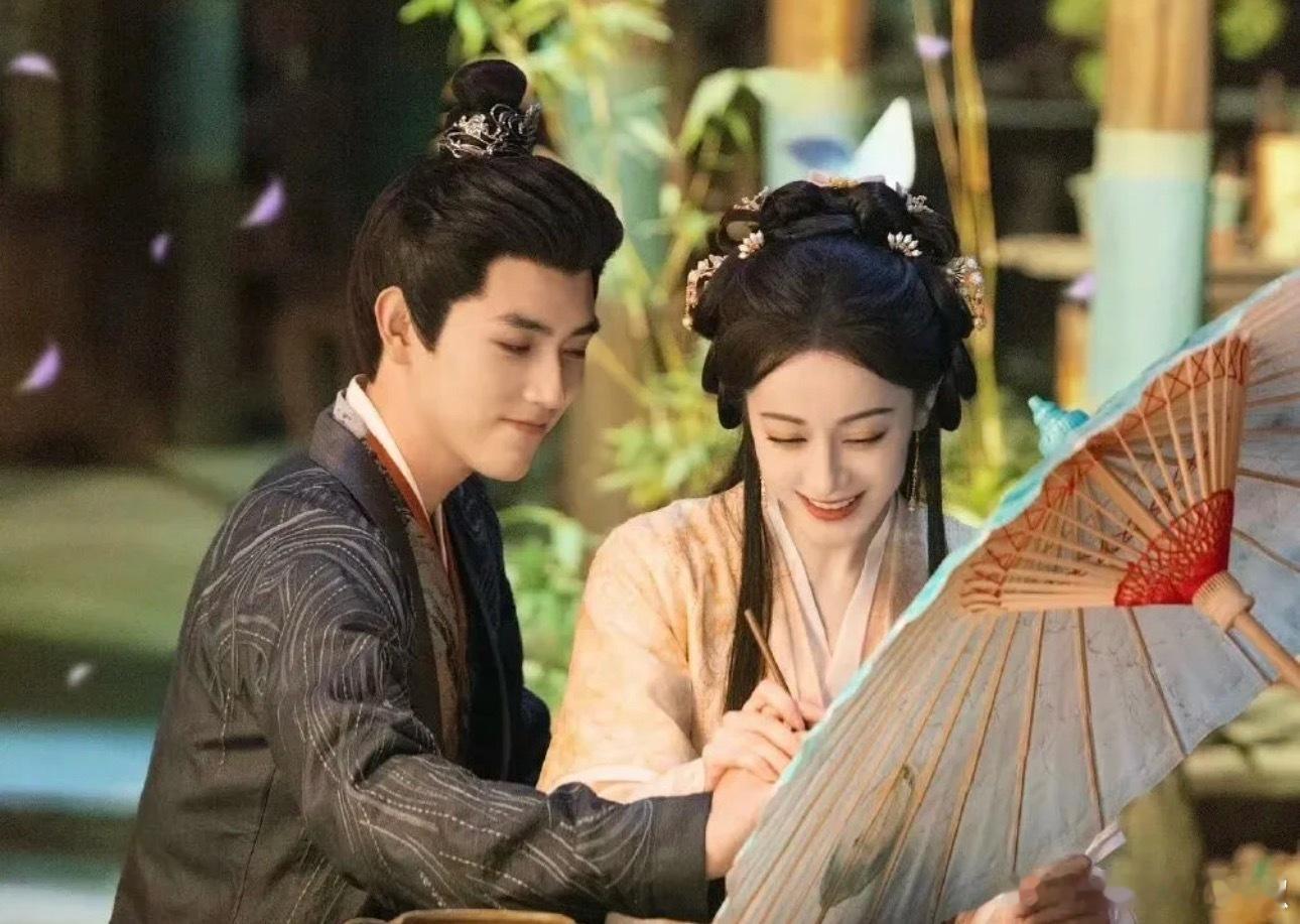 迪丽热巴、陈飞宇《白日提灯》过审了，暂定🐧3.28播出 