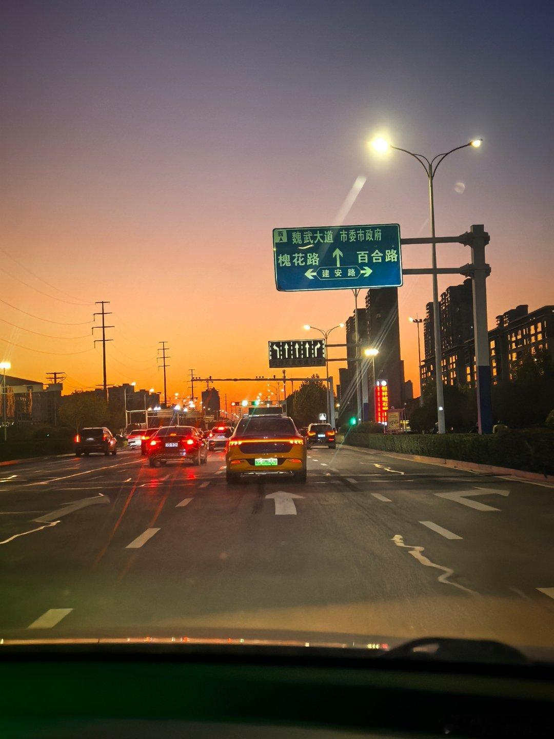 这是我昨天晚上的照片 我必须记录一下近期最忙碌的一天一天的三餐都是在不同的地方吃