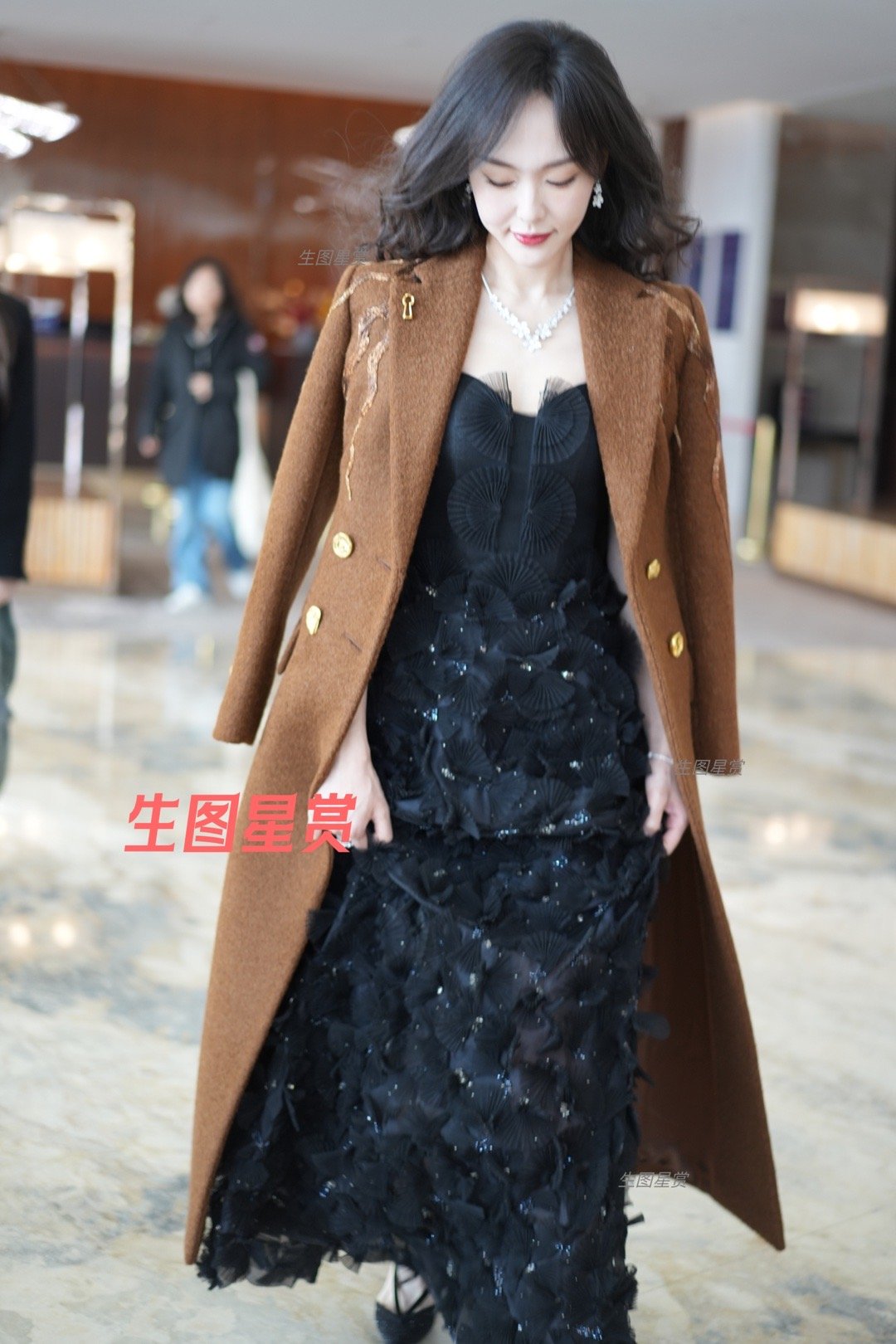 唐嫣电视剧盛典上班，汪小姐港风烫卷发随性自然，明艳大方之美🟫💐 #繁花# ​