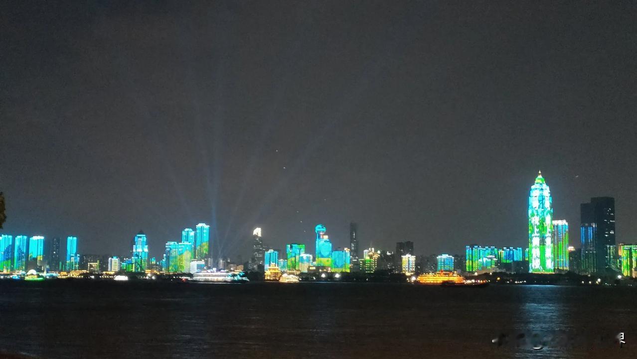 武汉本地人告诉你如何武汉一日免费旅游！发这个帖子是因为一女生带全家来武汉旅游，玩