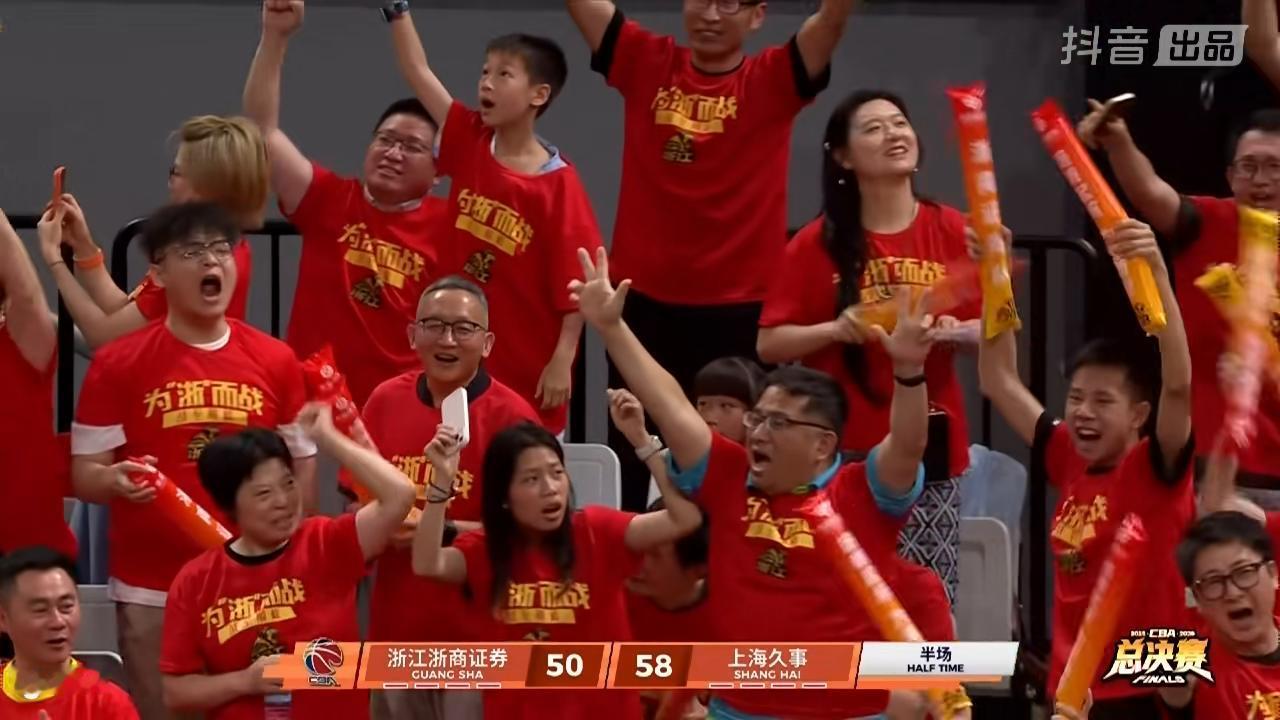 精彩的上半场比赛结束了

        刚刚结束的CBA总决赛第三场的上半场比