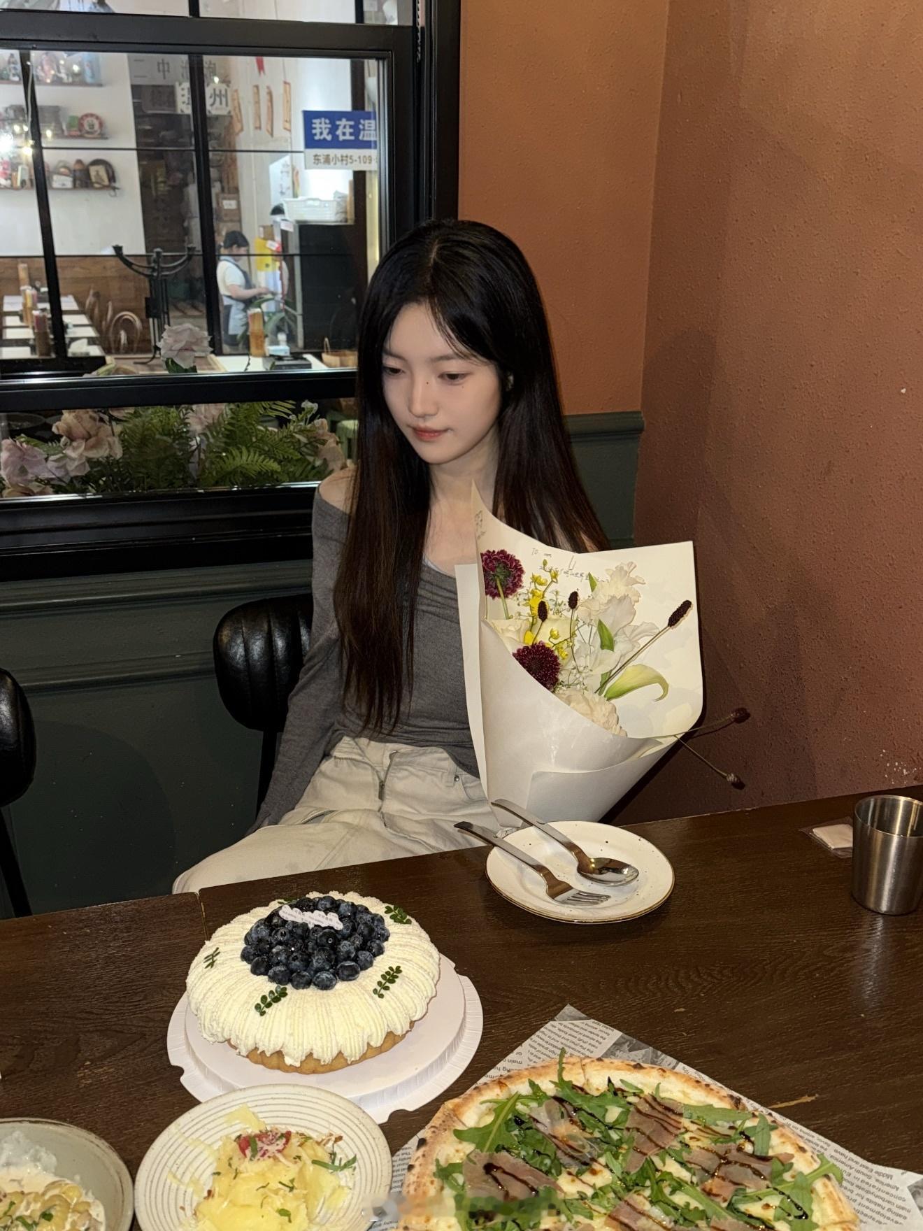 好幸福的小女孩呀 过了三次生日[馋嘴]  ​​​
