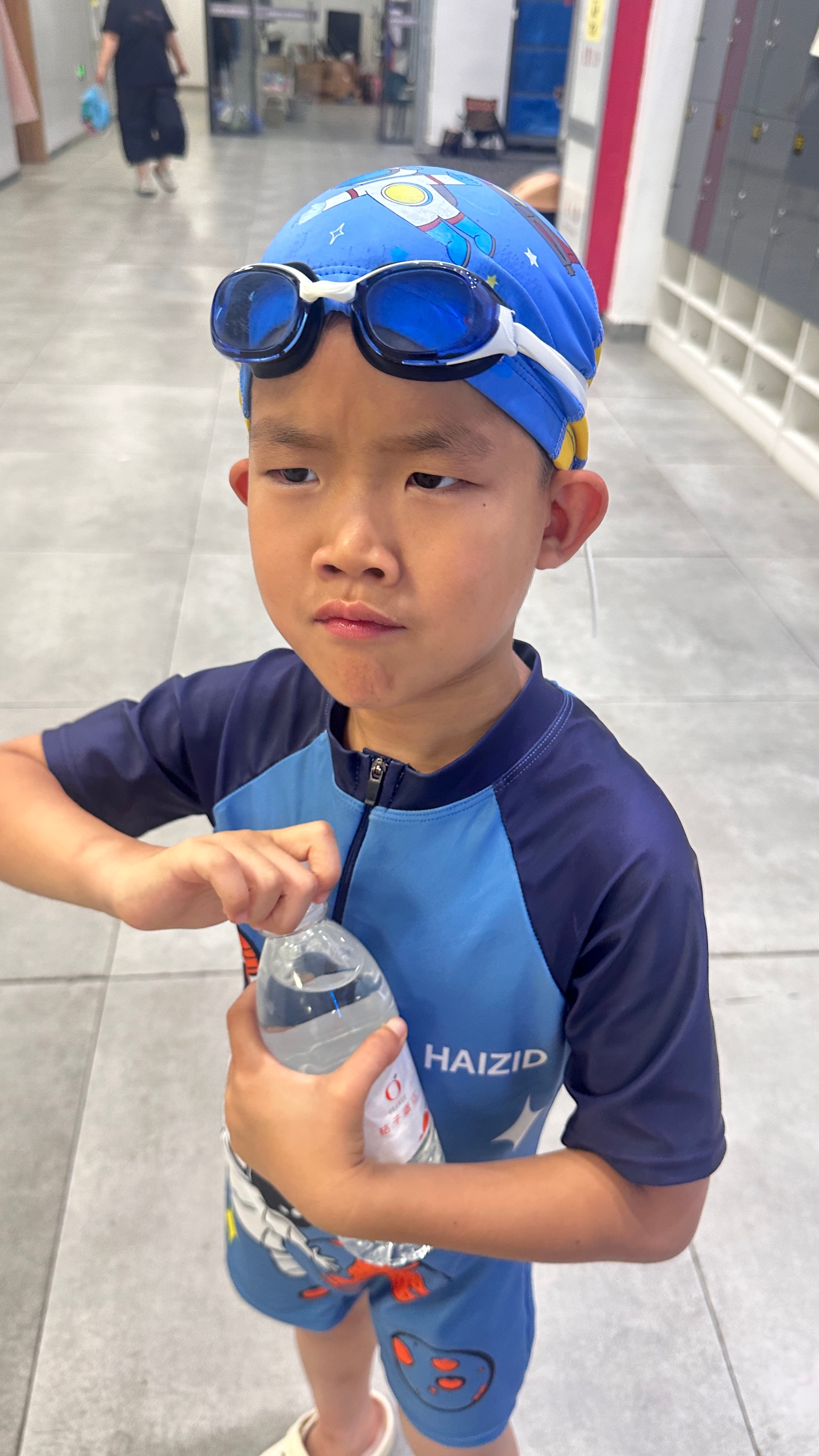 今天去幼儿园接润润忘了带游泳包又回家了但是我没和他说我忘带了说时间很宽松，回家直
