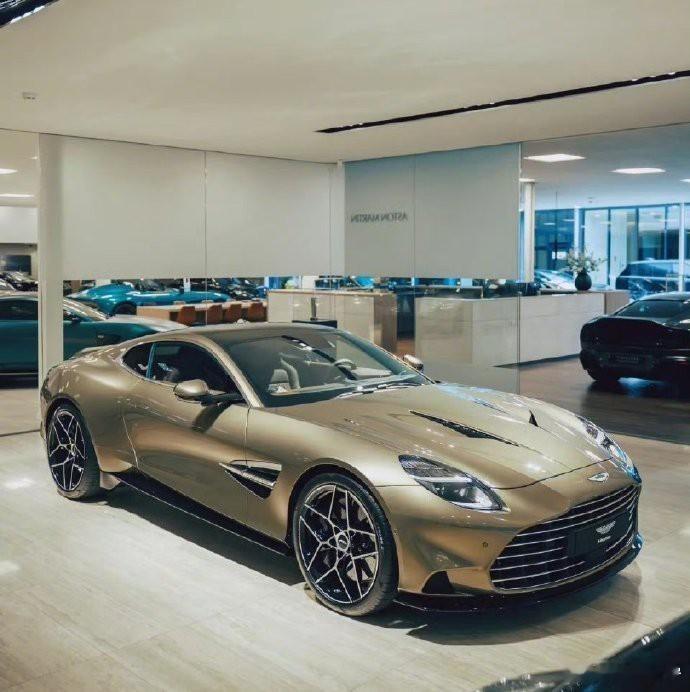 迎接新年，让Aston Martin Vanquish的璀璨光芒照亮您的每一步。