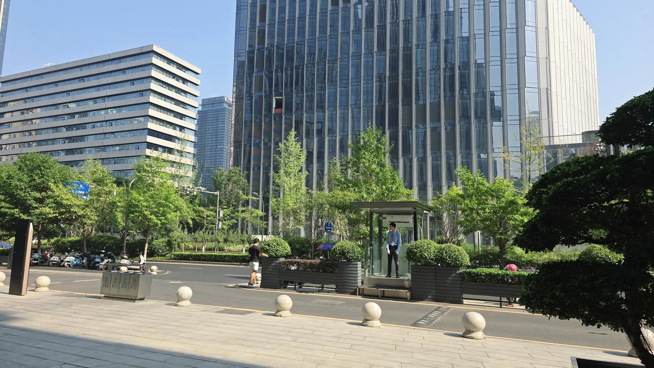 35岁失业后都去做什么了?昨天下午两点在楼下和写字楼保安交流了一下，我在金融城这