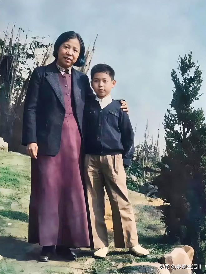 1940年重庆，邓颖超与时年12岁的李鹏留下了这张珍贵老照片 。在曾家岩周公馆，