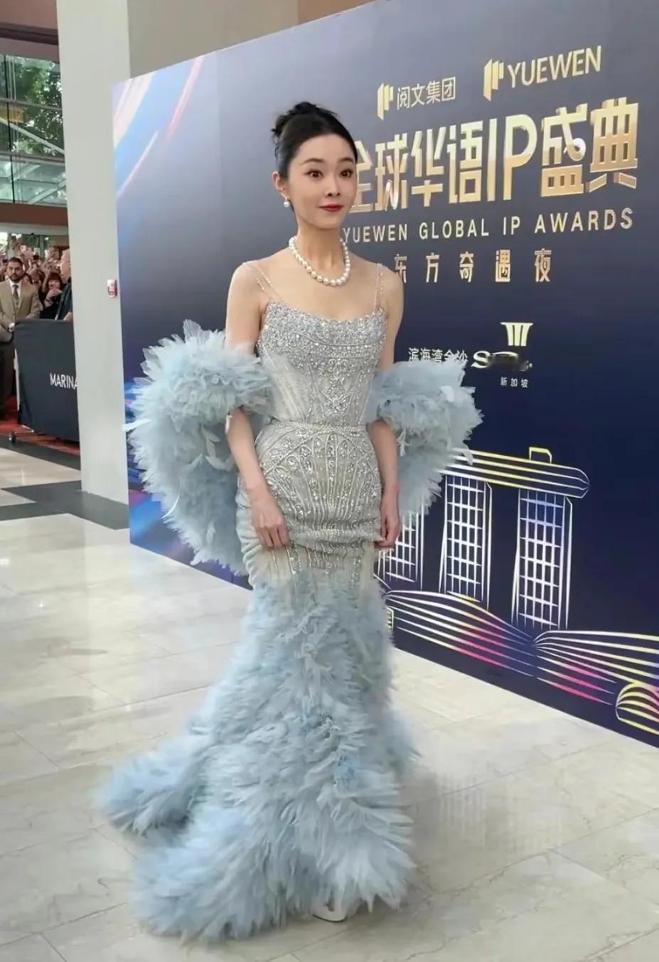 宋轶浅蓝色抹胸裙造型
这样的宋轶，这样的造型
真的是美呆了
尤其是曼妙的身材
更
